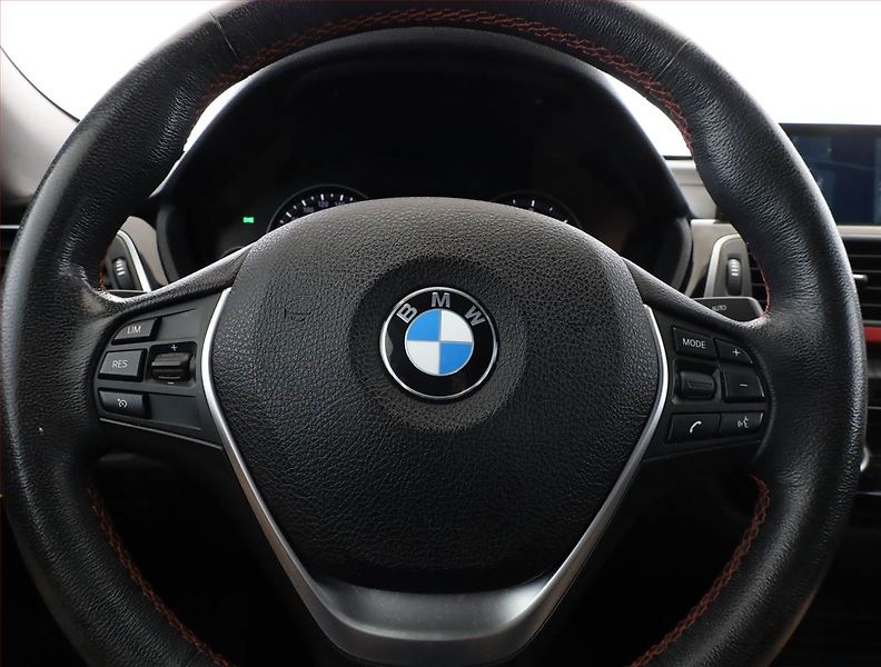BMW Řada 3 (2018) Sport Line 320d xDrive GT - fotka 8 z 18