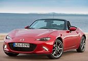 Klasická lehkonohá Mazda MX-5 s plátěnou střechou stojí přinejmenším 743 900 Kč