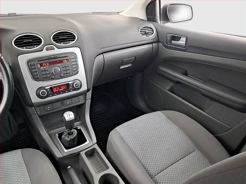 Ford Focus (2007) 1.6 16V, po STK, rezervace - fotka 8 z 17