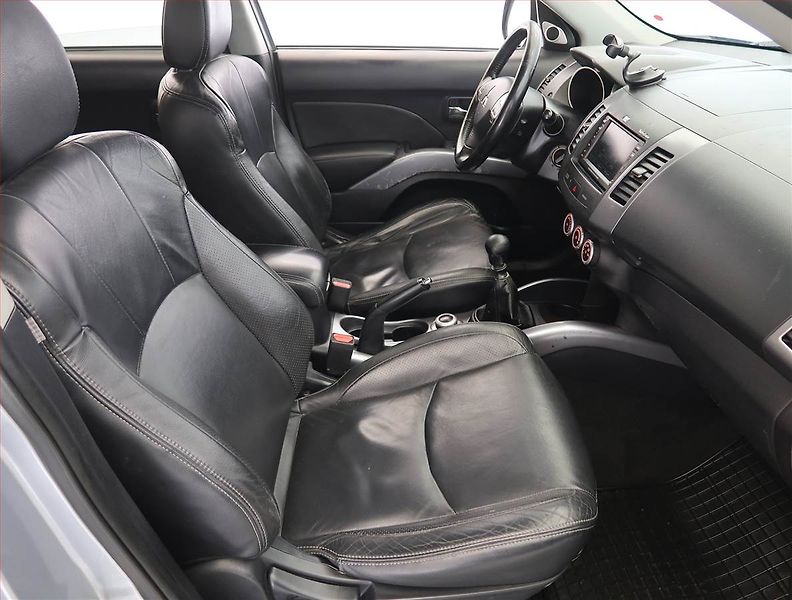 Mitsubishi Outlander (2009) 2.2 DI-D, 4X4, 7 míst, Navi - fotka 9 z 22