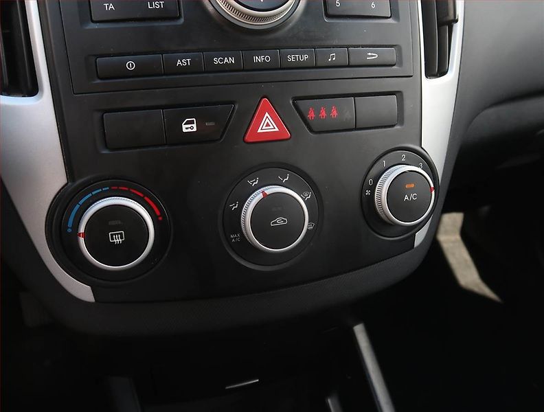 Kia Ceed (2010) 1.6 CVVT, Serv.kniha - fotka 16 z 16