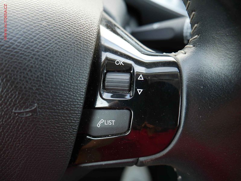 Peugeot 308 (2019) 1.2PT, AC, park.asist - fotka 15 z 20