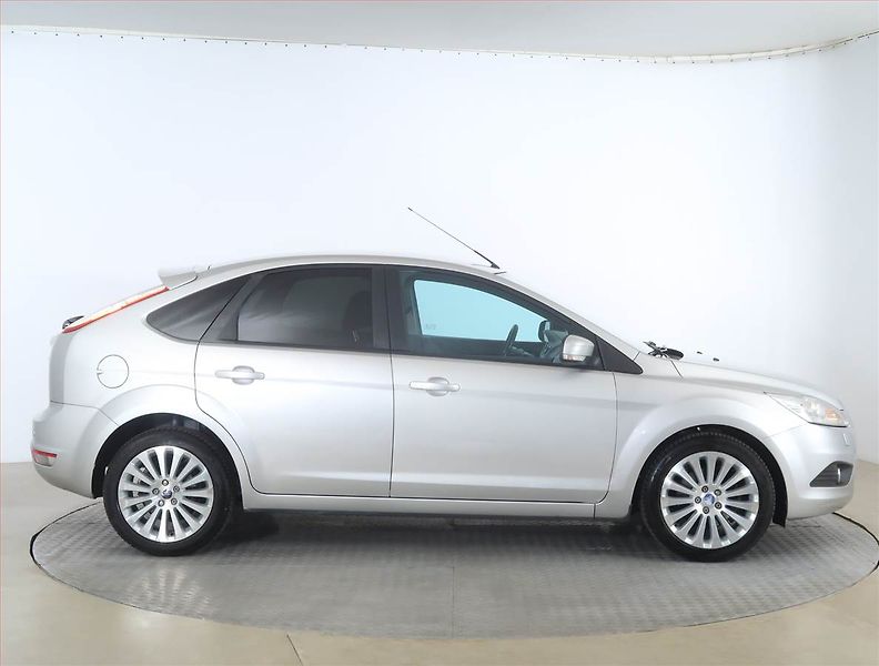 Ford Focus (2008) 2.0 16V, Automat, Serv.kniha - fotka 6 z 17