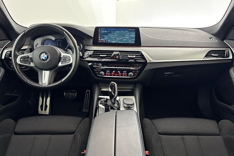 BMW Řada 5 530d xDrive - fotka 14 z 25