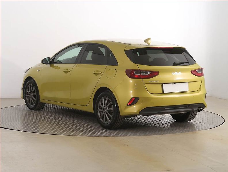 Kia Ceed (2022) Silver 1.5 T-GDI, Serv.kniha - fotka 4 z 17