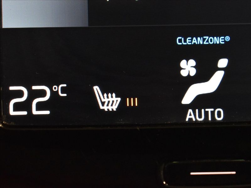 Volvo XC90 2,0 D5 AWD INSCRIPTION Pano - fotka 21 z 24