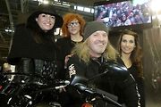 Hanka Kynychová, zpěvák Josef Vojtek a Eva Decastelo na Motosalonu.