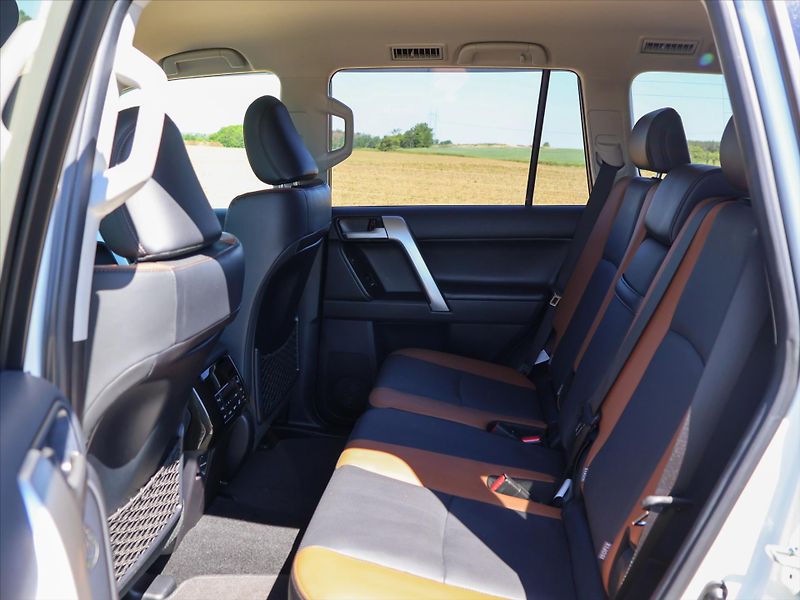 Toyota Land Cruiser 2,8 D-4D 150kW Executive CZ DP - fotka 14 z 39