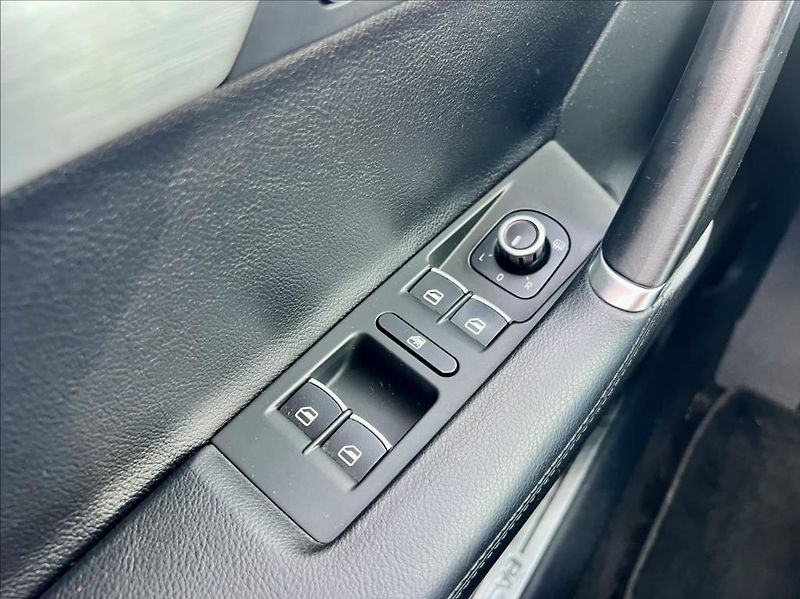 Volkswagen Passat 2,0 TDi DSG HIGHLINE / NAVI - fotka 38 z 42