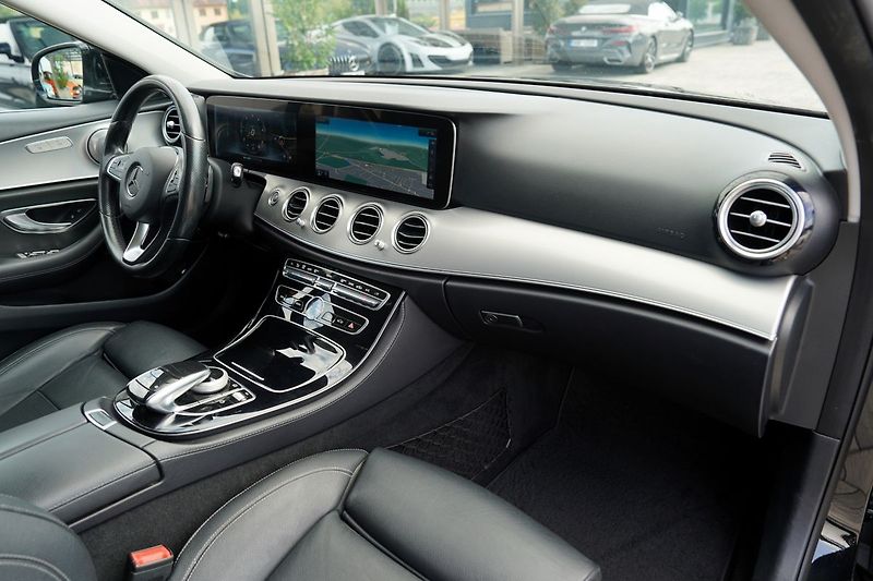 Mercedes-Benz Třídy E E 220d AMG/LED/AT9/kůže - fotka 26 z 46
