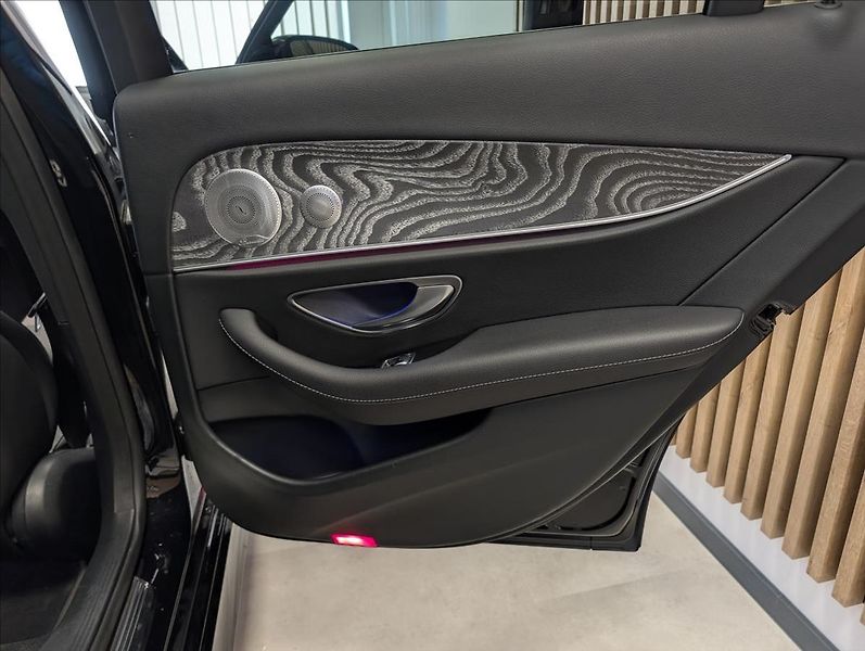 Mercedes-Benz Třídy E E300 DE EQ POWER 225 KW AMG - fotka 38 z 41