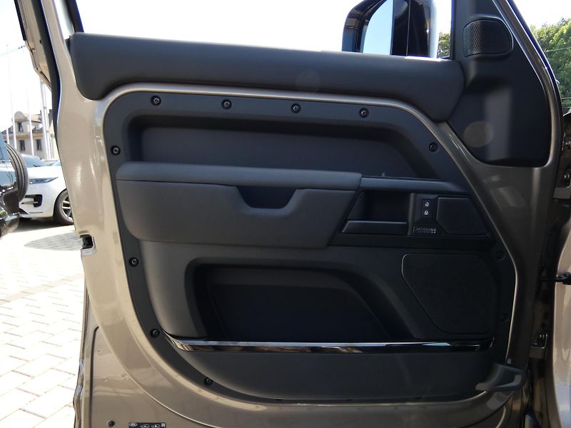 Land Rover Defender 110 4,4 OCTA P635 - fotka 13 z 46