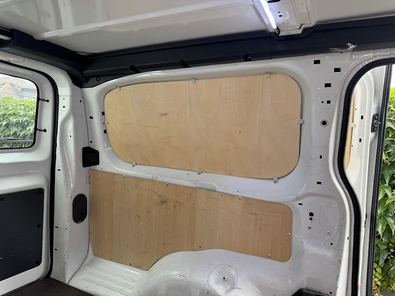 Opel Vivaro COMFORT L3H1 2.8T 1 MAJITEL  - fotka 29 z 36