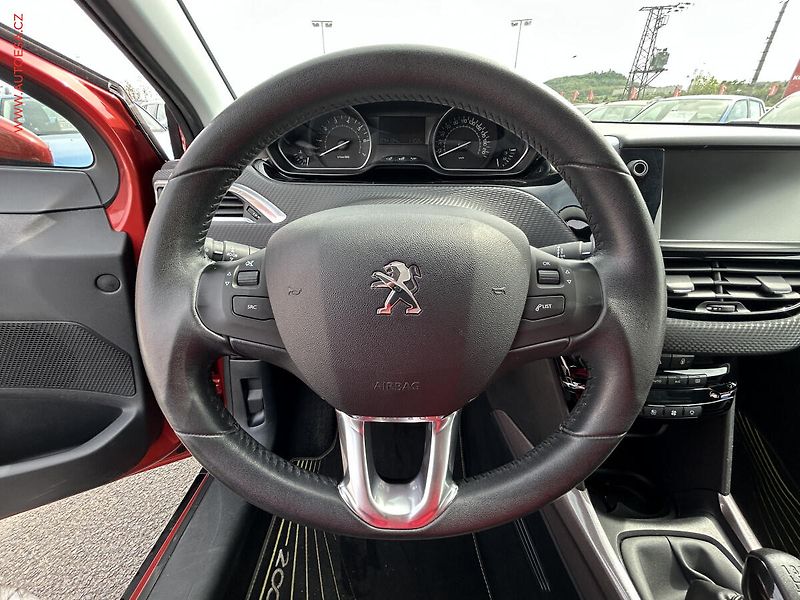 Peugeot 2008 (2015) 1.2PT, ČR, AC, park.asist - fotka 12 z 14