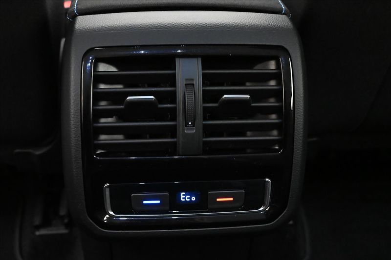 Volkswagen Passat 1,4 GTE 160 kW DSG Záruka až 5 - fotka 26 z 35