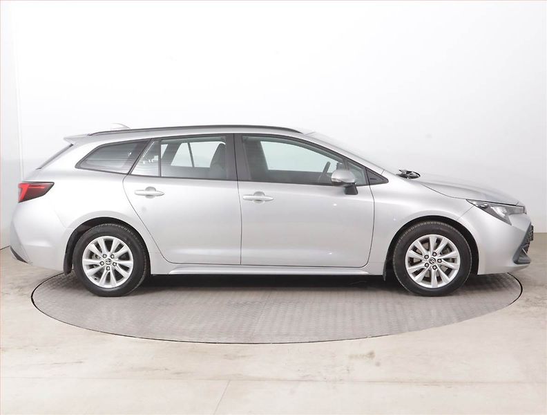 Toyota Corolla (2023) 2.0 Hybrid - fotka 6 z 16