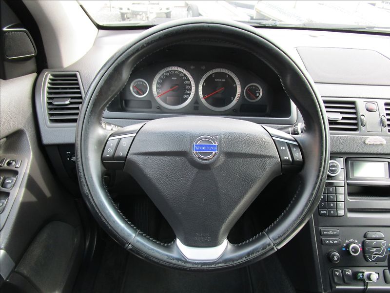 Volvo XC90 2.4 D5, AWD, automat, 7 míst - fotka 8 z 47