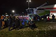 Světla, koledy a obří stroje. Rozsvícení vánočního kombajnu zahájilo advent v Jičíně