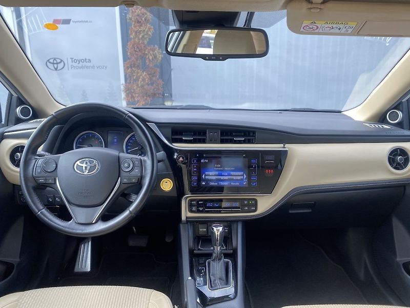Toyota Corolla 1.6i, ČR, Executive, automat - fotka 10 z 19