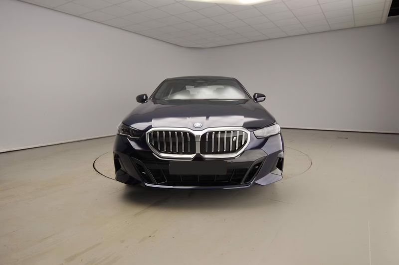 BMW i5 xDrive40 M-Sport 4zon H/K Vent - fotka 2 z 30