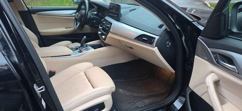 BMW Řada 5 530e xDrive Bílý interiér Taž. - fotka 23 z 25