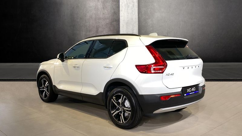 Volvo XC40 (2026) CORE, B3 FWD, 120+10 kW / 163+ - fotka 4 z 14