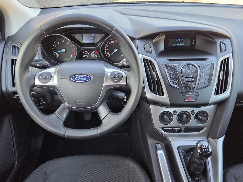 Ford Focus 1,6 Ti-VCT Tažné z. ČR 2.maj 1 - fotka 12 z 22