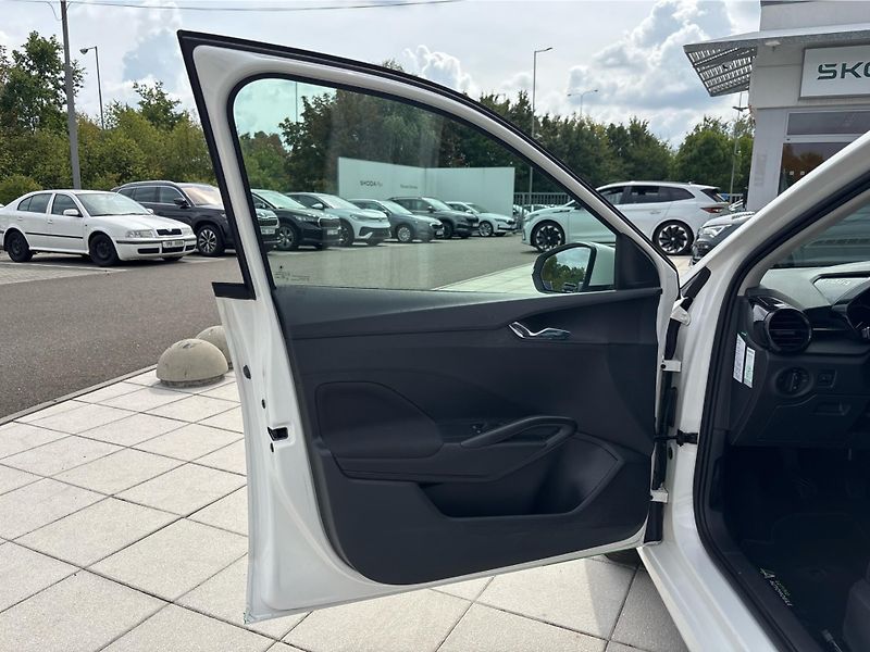 Škoda Fabia 1,0 MPI 48 kW ACTIVE - fotka 22 z 26