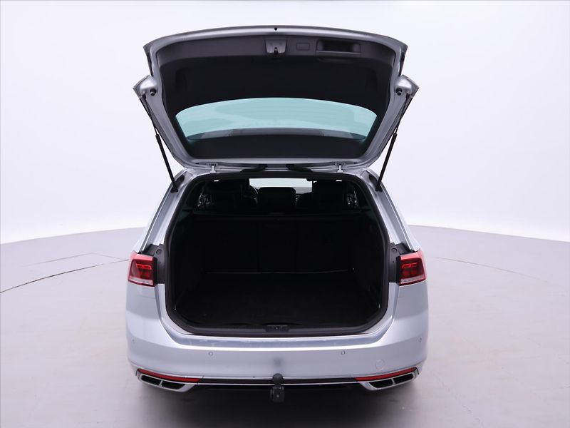 Volkswagen Passat 2,0 TDI 110kW DSG R-line 1.Maj - fotka 9 z 32
