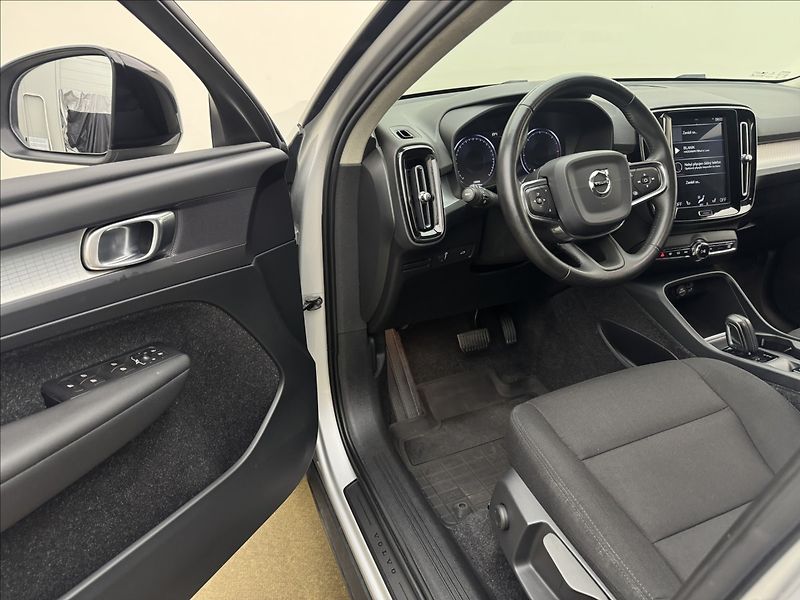 Volvo XC40 2,0 D3 AUTOMAT VÝHŘEV TAŽNÉ - fotka 26 z 41