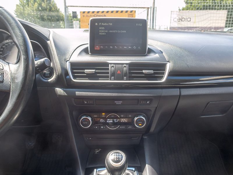 Mazda 3 (2015) ČR 2.2D 110KW – PLNÁ SERVISKA! - fotka 23 z 54