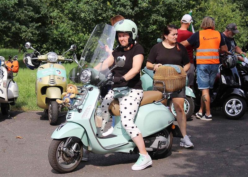 Sraz majitelů italských skútrů Vespa s názvem Vesparáda se v Lovosicích uskutečnil již popáté. Na snímku právě konvoj vyráží na spanilou jízdu.