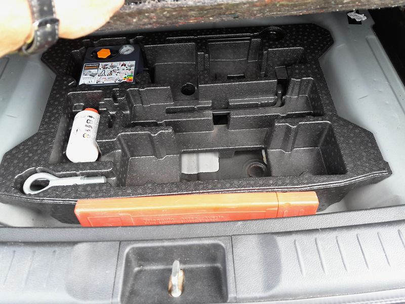 Suzuki Vitara 1,6 VVT Serviska 2x klíč - fotka 13 z 23
