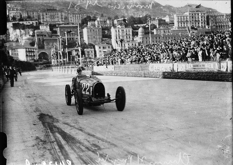 Louis Chiron jako vítěz Velké ceny Francie 1934. Od narození legendárního závodníka, který se stal velice populárním i v Československu, letos uplynulo 125 let.