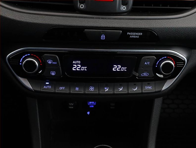 Hyundai i30 (2023) 1.0 T-GDI, Automat, Serv.kniha - fotka 12 z 17