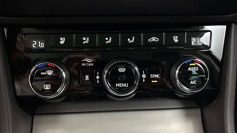 Škoda Superb 2.0 TDI DSG 4x4 L&K Combi - fotka 13 z 34