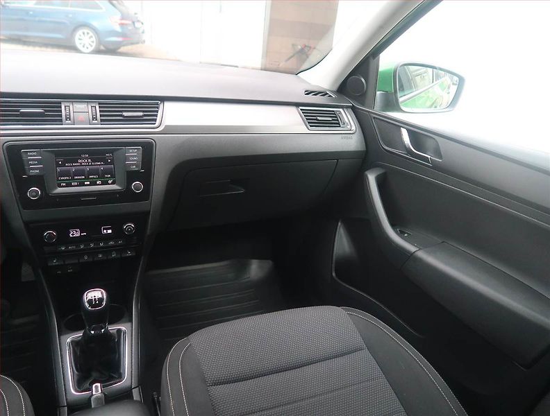 Škoda Rapid (2015) Elegance 1.4 TDI, Tempomat - fotka 8 z 14