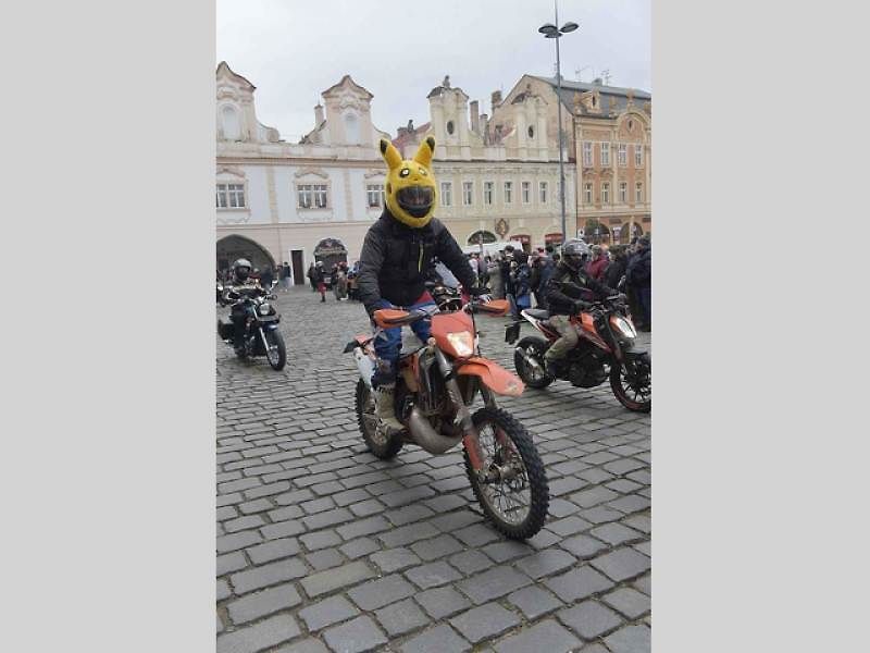 Štědrodenní motorkářská vyjížďka se srazem na Karlově náměstí v Kolíně.