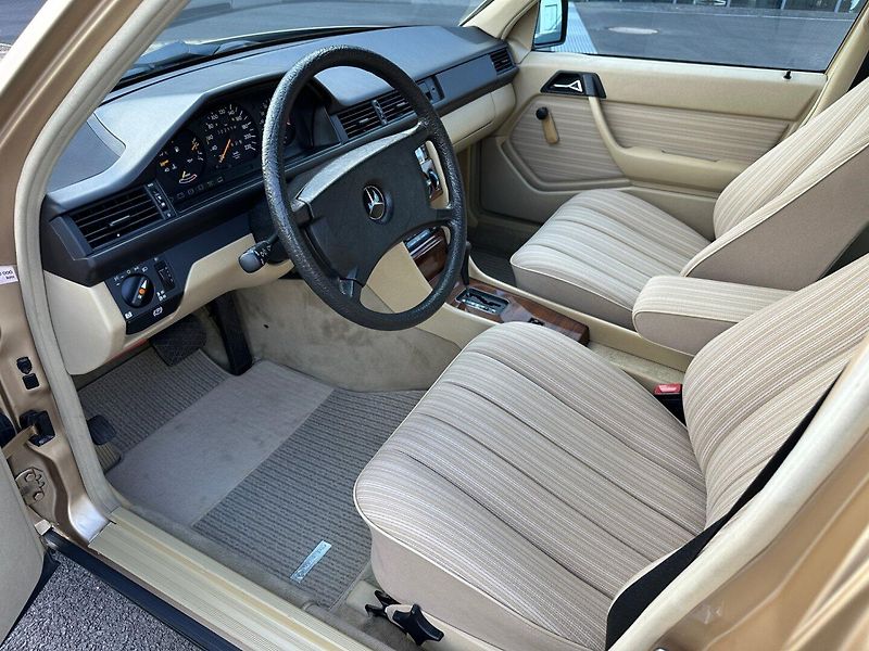 Mercedes-Benz 124 (1986) 230E 97kw - fotka 17 z 50