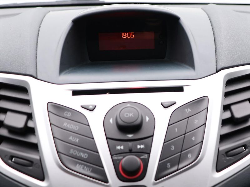 Ford Fiesta 1,2 i 44 kW CZ - fotka 17 z 26
