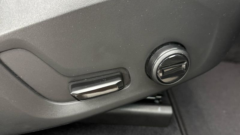 Volvo XC60 2.0 B4 AUT AWD Momentum Pro - fotka 23 z 28