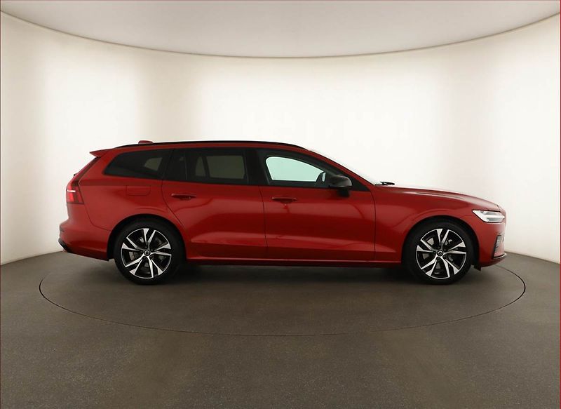 Volvo V60 (2024) B4 - fotka 6 z 17