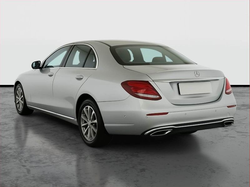 Mercedes-Benz Třídy E (2016) E 220 d 4MATIC - fotka 4 z 18