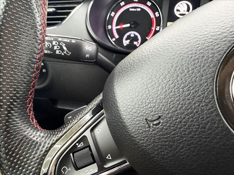 Škoda Octavia 2,0 TSI, VRS, DSG, SPORTSOUND - fotka 15 z 33