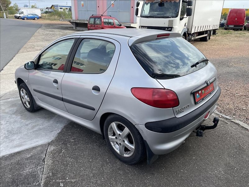 Peugeot 206 1,4i 55kW*tažné*Zachovalé auto - fotka 7 z 36