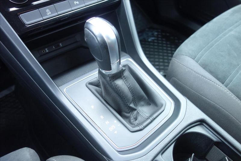 Volkswagen Touran 2,0 TDi 110KW,ČR,SERV.KN.,DSG. - fotka 27 z 34