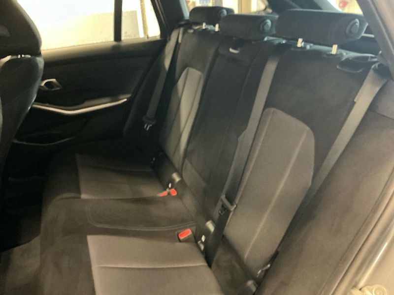 BMW Řada 3 330i xDrive Touring - fotka 13 z 17
