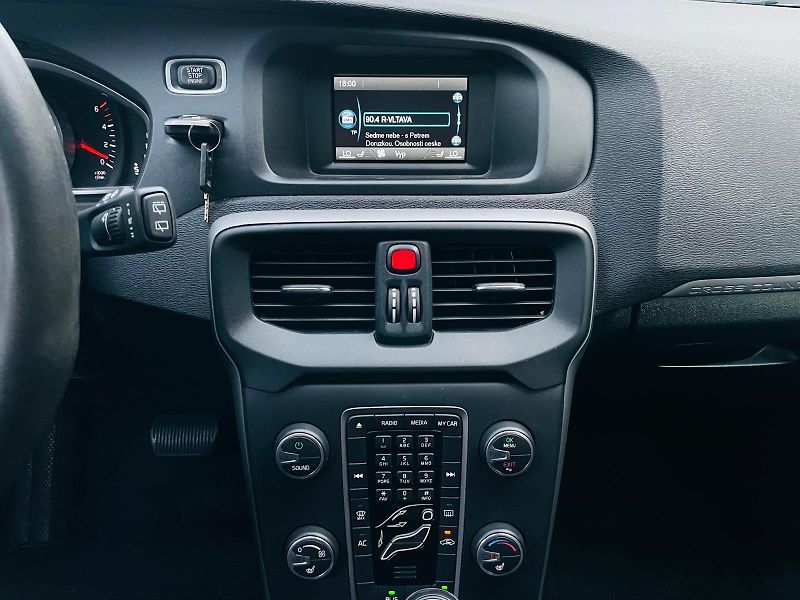 Volvo V40 2.0D3 AUT CROSS COUNTRY TAŽNÉ - fotka 30 z 40