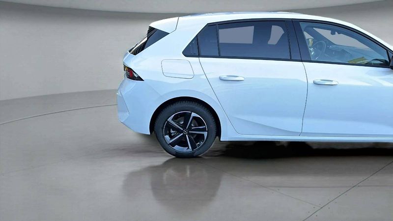 Opel Astra Edition HB 1.2 TURBO (96kW/130 - fotka 20 z 23
