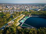 Koupaliště Zakrzówek leží přibližně 3 kilometry vzdušnou čarou od Krakova.